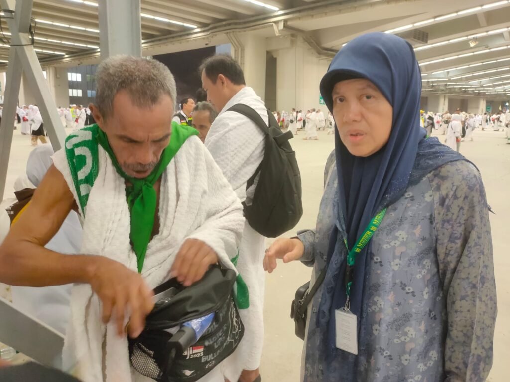 Banyak Jamaah Haji Lansia Pingsan Usai Lempar Jumroh, Timwas Turun Tangan