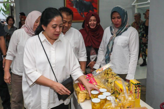 Puan Kunjungi Sentra Produkai Panganan Buah Carica di Wonosobo