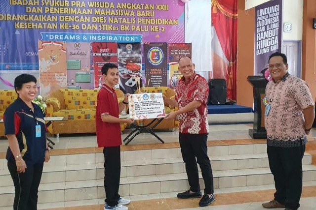 30 Mahasiswa STIKES Bala Kesehatan Palu Terima Beasiswa KIP dari Anggota DPR