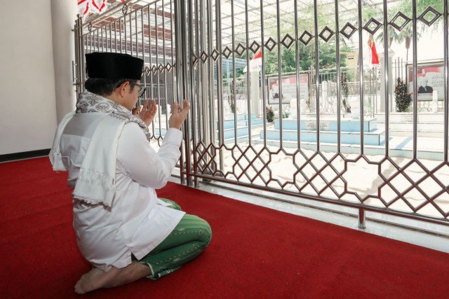 Wakil Ketua DPR Gus Muhaimin Ziarah Makam Pahlawan di Sukorejo